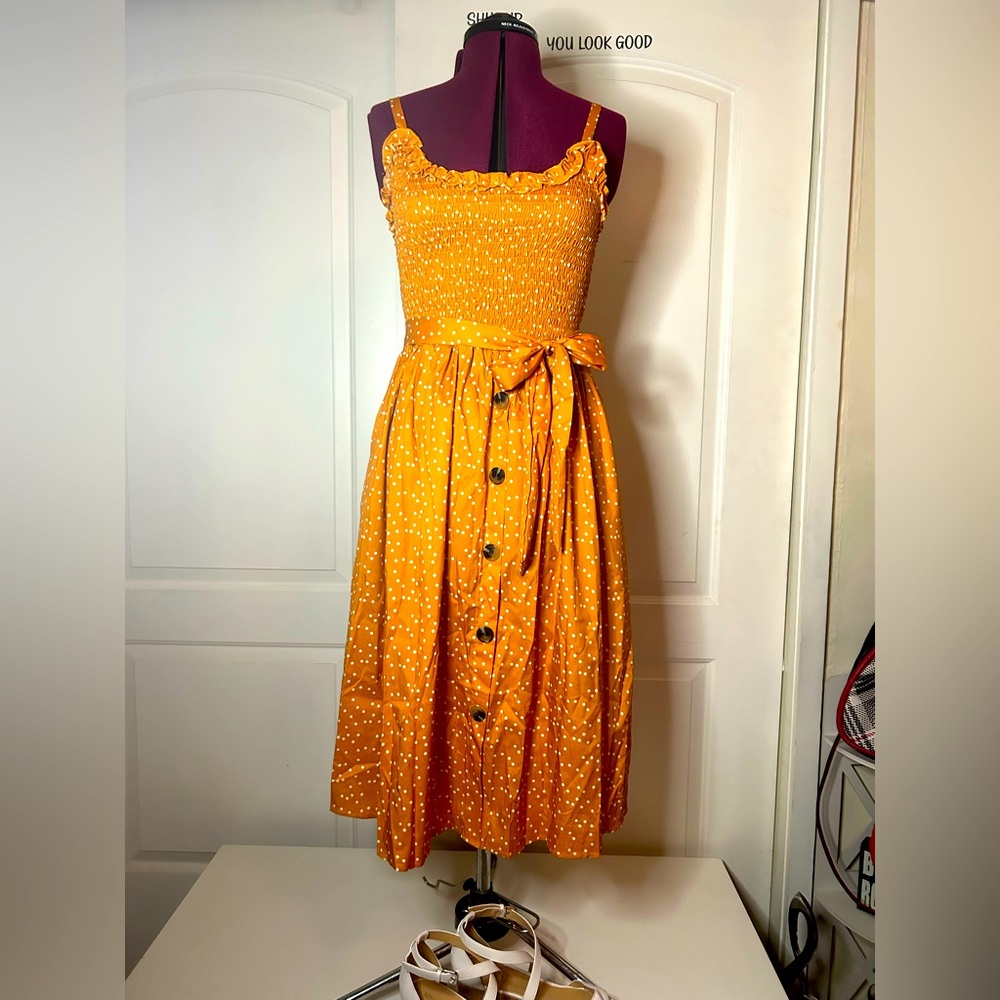 Darling gold polka dot midi summer dress! Size medish